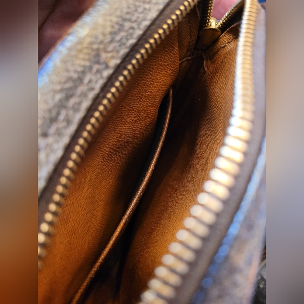 Louis Vuitton Danube Leather Handbag - Picture 3 of 5